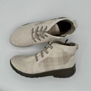 Bzees Women's Cream and Tan Ankle Boots